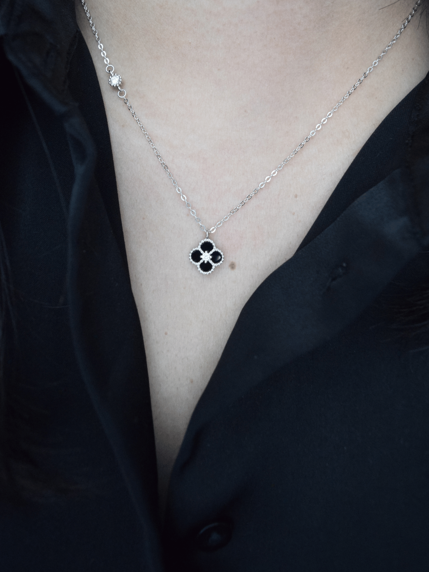 Vashti Halskette mit schwarzem Kleeblatt - Geonea