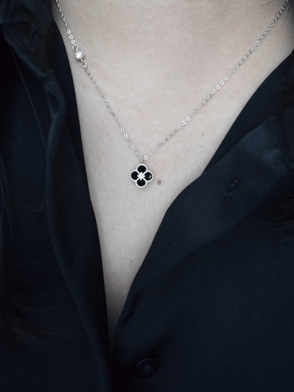 Vashti Halskette mit schwarzem Kleeblatt - Geonea