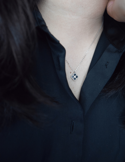 Vashti Halskette mit schwarzem Kleeblatt - Geonea