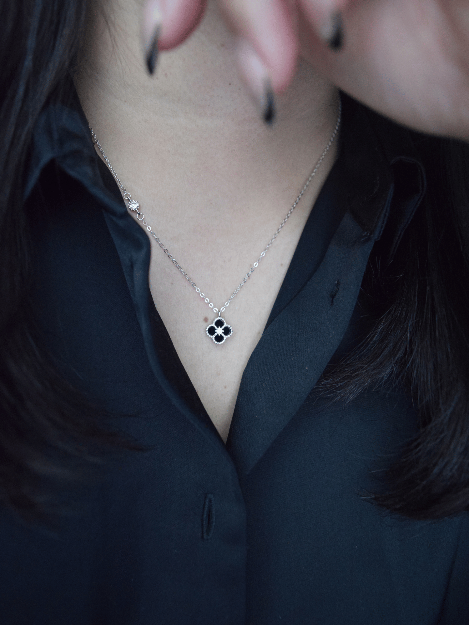 Vashti Halskette mit schwarzem Kleeblatt - Geonea