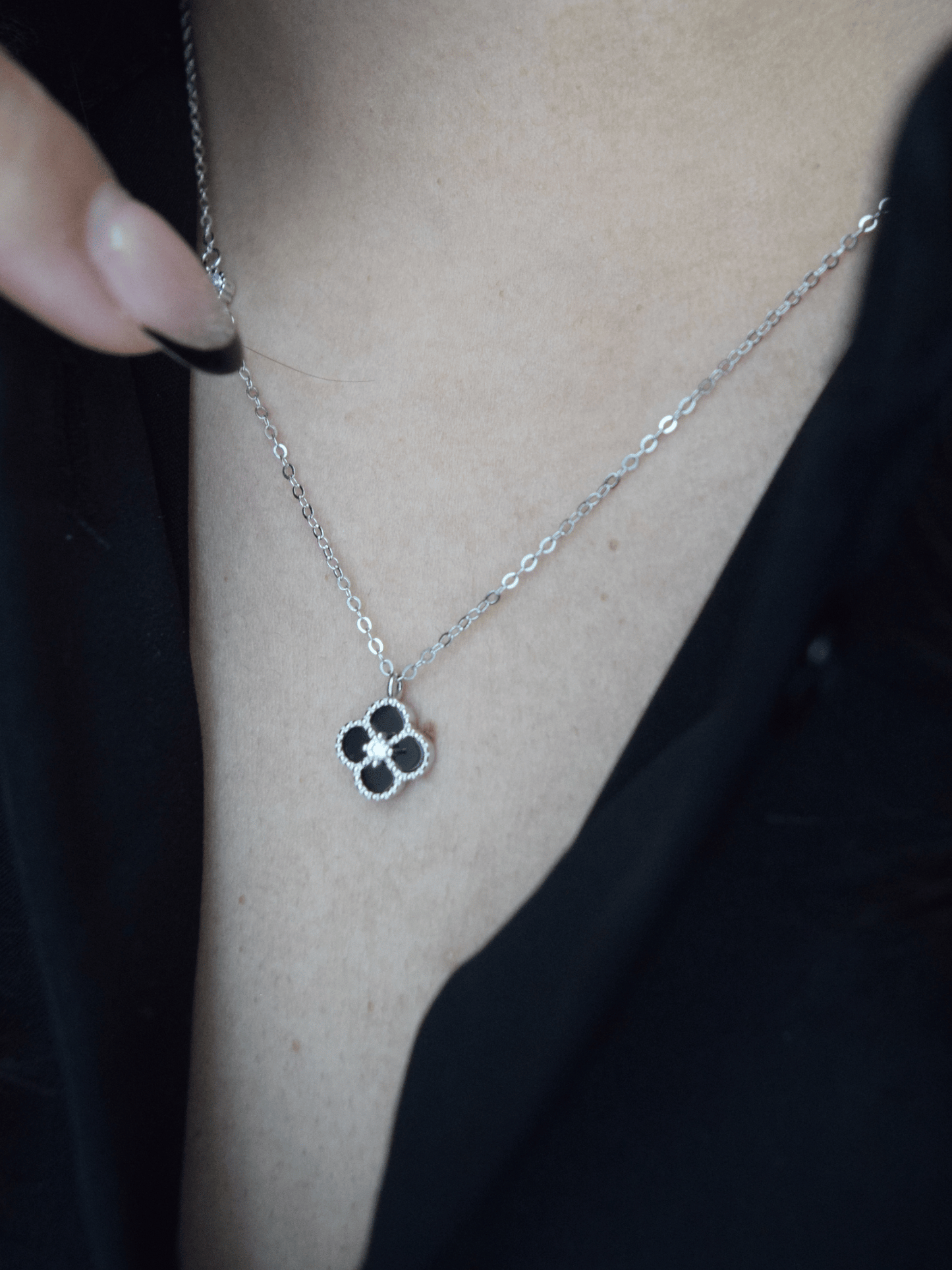 Vashti Halskette mit schwarzem Kleeblatt - Geonea