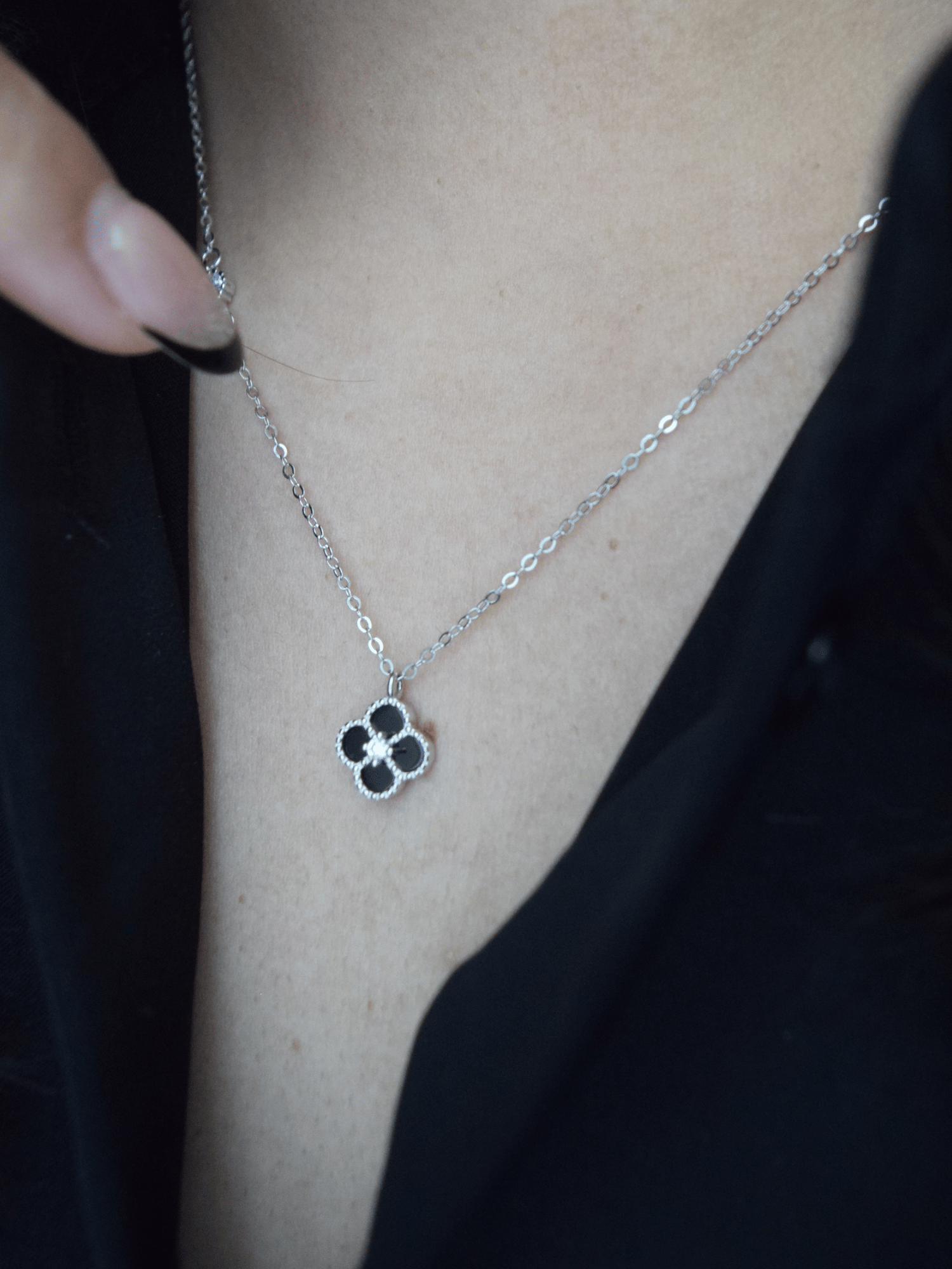 Vashti Halskette mit schwarzem Kleeblatt - Geonea