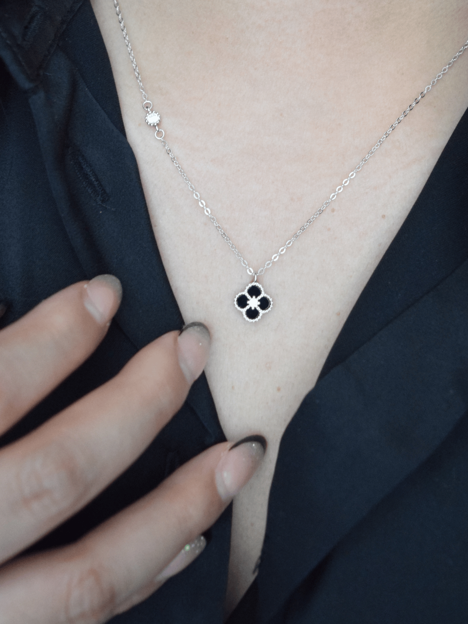 Vashti Halskette mit schwarzem Kleeblatt - Geonea